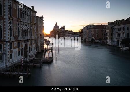 Blick auf den Canale Grande bei Sonnenaufgang, im Hintergrund San Maria della Salute, Venedig, Venetien, Italien, Europa Stockfoto