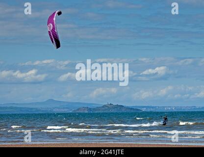 Portobello, Edinburgh, Schottland, UK Wetter. Juni 2021. Guter Wind zum Kitesurfen auf dem Firth of Forth. Temperatur von 14 Grad Celsius. Im Hintergrund die Inchkeith Insel. Stockfoto