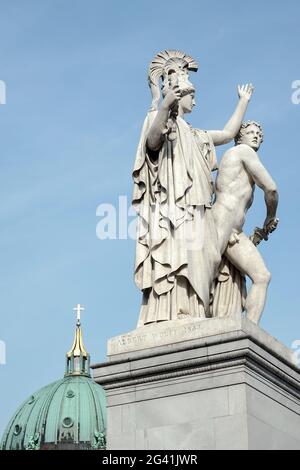 Statue des jungen Mannes führte zu einer neuen Schlacht von Athena auf der Schlossbrücke in Berlin Stockfoto