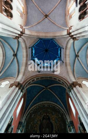 Innenaufnahme der St. Benno Kirche, München, Deutschland Stockfoto