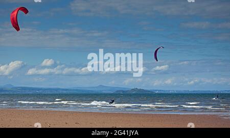 Portobello, Edinburgh, Schottland, UK Wetter. Juni 2021. Guter Wind zum Kitesurfen auf dem Firth of Forth. Temperatur von 14 Grad Celsius. Im Hintergrund die Inchkeith Insel. Stockfoto