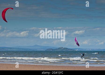 Portobello, Edinburgh, Schottland, UK Wetter. Juni 2021. Guter Wind zum Kitesurfen auf dem Firth of Forth. Temperatur von 14 Grad Celsius. Im Hintergrund die Inchkeith Insel. Stockfoto