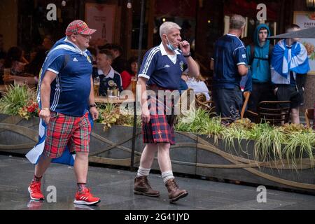 Fußballfans aus Schottland versammeln sich im Regen in der Nähe des Londoner Leicester Square vor dem heutigen Spiel zwischen England und Schottland in Wembley, während der Europameisterschaft (wegen der Covid-Pandemie um ein Jahr verschoben), am 18. Juni 2021 in London, England. Die beiden Nationen sind traditionell heftige sportliche Rivalen, und dies ist das erste Mal, dass sich Schottland seit 23 Jahren für die „Euro“ qualifiziert hat. Stockfoto