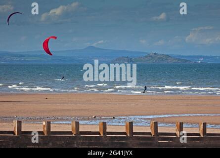 Portobello, Edinburgh, Schottland, UK Wetter. Juni 2021. Guter Wind zum Kitesurfen auf dem Firth of Forth. Temperatur von 14 Grad Celsius. Im Hintergrund die Inchkeith Insel. Stockfoto