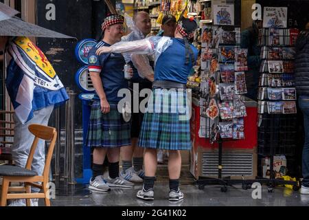 Fußballfans aus Schottland versammeln sich im Regen in der Nähe des Londoner Leicester Square vor dem heutigen Spiel zwischen England und Schottland in Wembley, während der Europameisterschaft (wegen der Covid-Pandemie um ein Jahr verschoben), am 18. Juni 2021 in London, England. Die beiden Nationen sind traditionell heftige sportliche Rivalen, und dies ist das erste Mal, dass sich Schottland seit 23 Jahren für die „Euro“ qualifiziert hat. Stockfoto