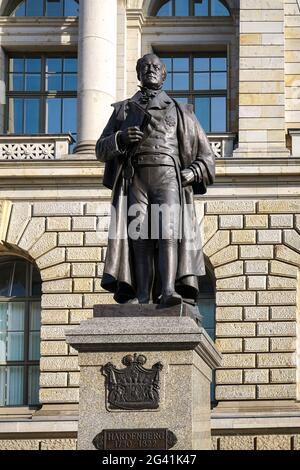 Statue von August Fuerst von Hardenberg außerhalb der Berliner Landtag Bauwerk in Berlin Stockfoto