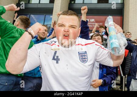 Wembley Stadium, Wembley Park, Großbritannien. Juni 2021. England-Fans sind vor dem SPIEL DER EURO 2020 im Wembley-Stadion gut gelaunt. England wird Schottland in seinem 2. Spiel der Gruppe D der UEFA-Fußball-Europameisterschaft im Wembley-Stadion an diesem Abend mit einem Auftakt um 20 Uhr begegnen. Amanda Rose/Alamy Live News Stockfoto