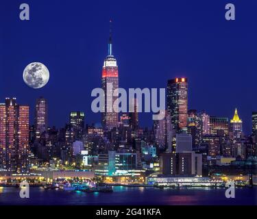 2006 HISTORISCHES EMPIRE STATE BUILDING SKYLINE VON MIDTOWN HUDSON RIVER MANHATTAN NEW YORK CITY USA Stockfoto