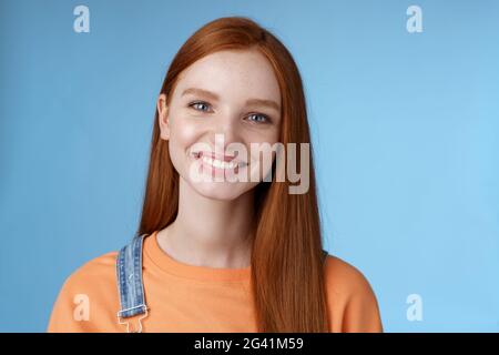 Fröhlich lebhaft Rotschopf kaukasischen Mädchen lächelnd glücklich schauen Kamera freundlich aufrichtig freundlich reden haben perfekte Sommerferien ta Stockfoto