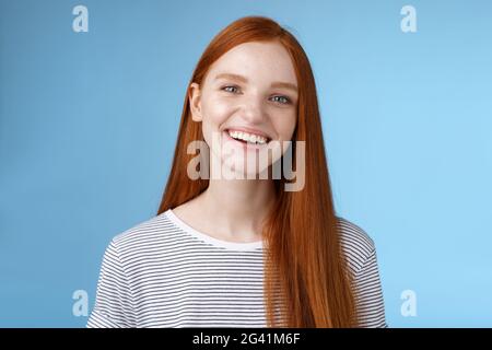 Glücklich freundlich charismatisch fröhlich junge aufrichtige 20er Jahre rothaarige Mädchen mit Spaß lächeln fröhlich lachen scherzen sprechen beiläufig gr Stockfoto