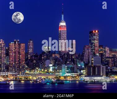 2006 HISTORISCHES EMPIRE STATE BUILDING SKYLINE VON MIDTOWN HUDSON RIVER MANHATTAN NEW YORK CITY USA Stockfoto