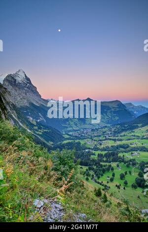 Blick auf Eiger, kleine Scheidegg und Grindelwald bei Sonnenaufgang, große Scheidegg, Berner Oberland, UNESCO Weltnaturerbe Schweizer Alpen Jungfrau-Aletsch Stockfoto