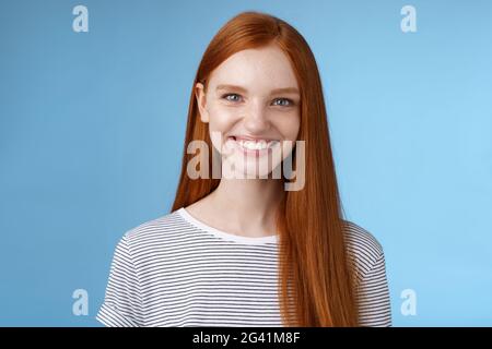 Angenehme zuverlässige aufrichtige gut aussehende Rothaarige freiberuflich tätige College-Student machen zuversichtlich professionellen Eindruck lächelnd Stockfoto