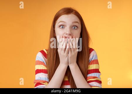 Aufgeregt schockiert Rotschopf sprachlos Mädchen wie Klatsch stehen emotional erstaunt hören amüsante Geschichte keuchend voller Unglaube c Stockfoto