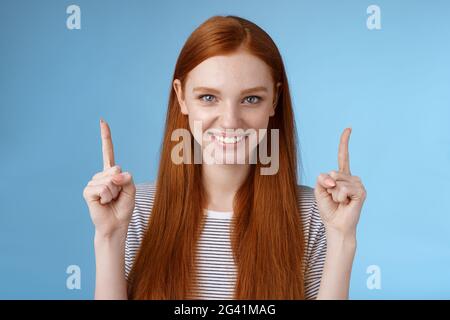 Bestimmt gut aussehende Rothaarige weibliche Studentin geben College endgültige Entscheidung zeigen nach oben Zeigefinger angehoben zuversichtlich lächelnd Stockfoto