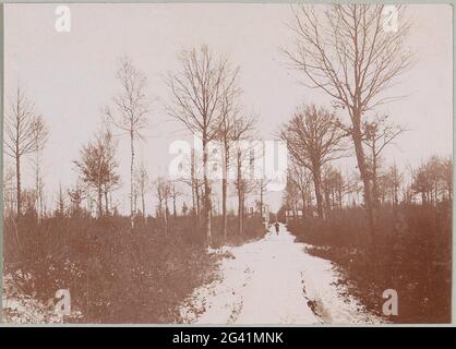 Schneebedeckter Pfad, vermutlich bei Arcachon. Teil des Fotoalbums eines französischen Amateurfotografen mit Aufnahmen von Reisen in Frankreich, Spanien, Belgien, Luxemburg und den Niederlanden, den ersten Automobilen und Autorassen. Stockfoto