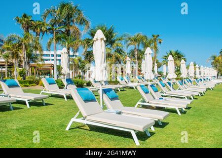 Limassol, Zypern - 19. Mai 2021: Sonnenaufgangs-Strandlandschaft in luxuriösem, modernem Hotel an der Mittelmeerküste der zypriotischen Insel Stockfoto