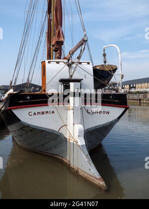 FAVERSHAM, KENT/UK - MÄRZ 29 : Nahaufnahme der restaurierten Thames-Segelbarge von Cambria in Faversham Kent am 29. März 2014. Stockfoto