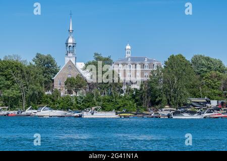 Boucherville Waterfront und Sainte-Famille Church, in Quebec, Kanada Stockfoto