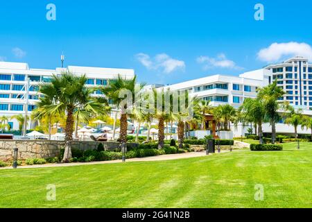 Limassol, Zypern - 19. Mai 2021: Das Äußere eines modernen Luxushotels an der Mittelmeerküste Stockfoto