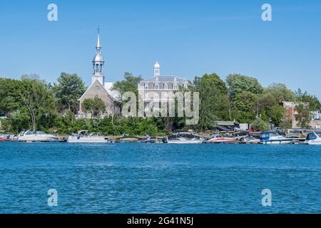 Boucherville Waterfront und Sainte-Famille Church, in Quebec, Kanada Stockfoto