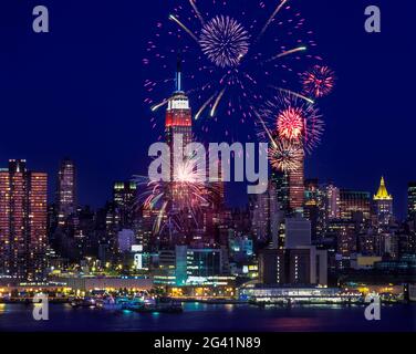 2006 HISTORISCHES EMPIRE STATE BUILDING SKYLINE VON MIDTOWN HUDSON RIVER MANHATTAN NEW YORK CITY USA Stockfoto