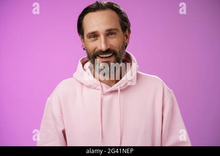 Nahaufnahme charmant fürsorglich freundlich aussehender europäischer bärtiger Mann spricht Video Chat Ehefrau arbeitet im Ausland lächelnd glücklich sehen Famii Stockfoto