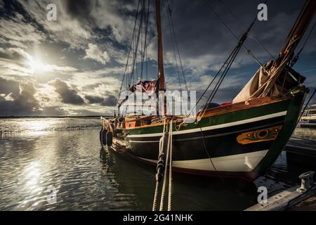 Morgenstimmung mit einem traditionellen Segelboot im Nationalpark Wattenmeer, Spiekeroog, Ostfriesland, Niedersachsen, Deutschland, Europa Stockfoto