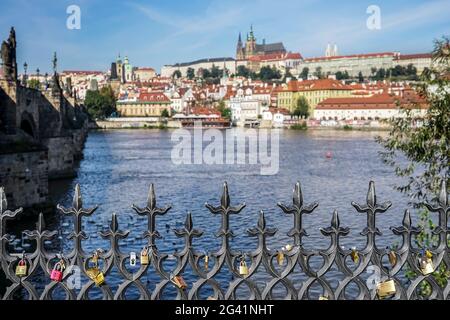 Vorhängeschlösser auf dem Geländer der Karlsbrücke in Prag Stockfoto