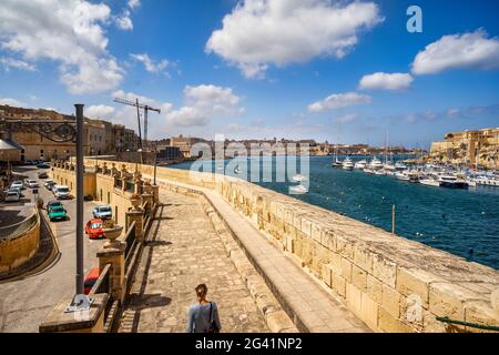 Unterwegs in Vittoriosa mit Blick auf Valletta, Malta, Europa Stockfoto