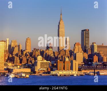 2006 HISTORISCHES EMPIRE STATE BUILDING SKYLINE VON MIDTOWN HUDSON RIVER MANHATTAN NEW YORK CITY USA Stockfoto