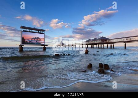 Pier und Freiluftkino am Strand von Heringsdorf, Usedom, Ostsee, Mecklenburg-Vorpommern, Deutschland Stockfoto