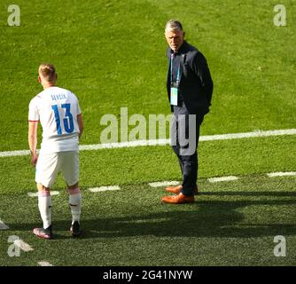 Hampden Park, Glasgow, Großbritannien. Juni 2021. Fußballeuropameisterschaften 2021, Kroatien gegen Tschechien; tschechischer Manager Jaroslav Silhavy bereitet sich auf eine Substitution vor Credit: Action Plus Sports/Alamy Live News Stockfoto