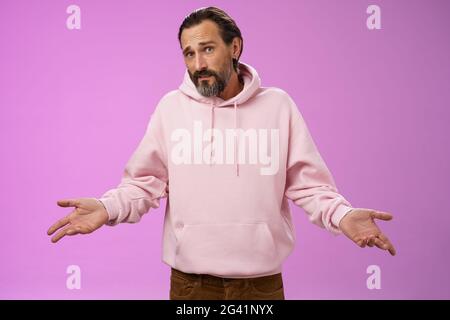 Nichts, was der Mensch tun konnte. Reifer bärtiger Kerl graues Haar 40er breiten Hände erschrocken kann nicht helfen, Geste runzelnde entschuldigende Zuckungen un helfen Stockfoto