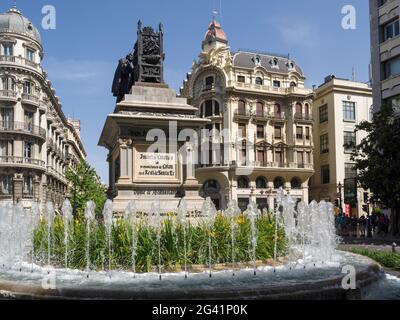 GRANADA, ANDALUSIEN/SPANIEN - MAI 7 : Denkmal für Ferdinand und Isabella, Plaza Isabel la Catolica, Granada, Spanien am 7. Mai 2014. Stockfoto