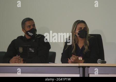 Rio de Janeiro, Brasilien. Juni 2021. (INT) die Polizei beschlagnahmt eine große Menge von Drogen in Complexo do Alemao in Rio de Janeiro. 18. Juni 2021, Rio de Janeiro, Brasilien: Polizeibeamte nehmen während einer Pressekonferenz am Freitag (18) eine große Menge von Drogen vor, die während einer Operation im Complexo do Alemao in Rio de Janeiro beschlagnahmt wurden. Ein Verdächtiger wurde verhaftet. Kredit: Jose Lucena/TheNews2 Gutschrift: Jose Lucena/TheNEWS2/ZUMA Wire/Alamy Live Nachrichten Stockfoto