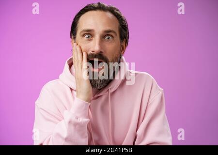 Beeindruckt fasziniert sprachlos reifen Mann besuchen interessante Vortrag Tropfen Kiefer begeistert berühren Wange Palme erweitern Augen überrascht als Stockfoto