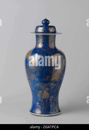 Überdachte Vase mit puderblauen Blüten in Paneelen. Balusterförmige Deckelvase aus Porzellan, mit Unterglasur blau bedeckt und auf der Glasur in Gold bemalt. Die Außenseite und der Deckel der Vase sind mit bleu poudré (pulverblau) bedeckt. Der Bauch ist in acht kalloptierte Fächer unterteilt, wobei eine blühende Pflanze an einem Felsen (Pfingstrose, Chrysanthemum, Aster, Lotus, Prunus) vorhanden ist. Zwischen den Schachteln auf der Schulter ein Ruyi-Motiv. Der Hals und der Deckel auch mit blühenden Pflanzen in Kartuschen. Cover Vase ist Teil eines Schranks. Bleu Poudré mit Gold. Stockfoto