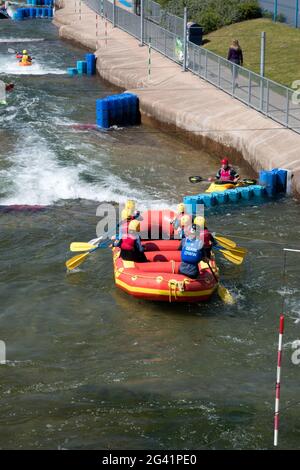 CARDIFF, WALES/UK - MAI 18 : Wassersport im Cardiff International White Water Centre in Cardiff Wales am 18. Mai 2014. Unid Stockfoto