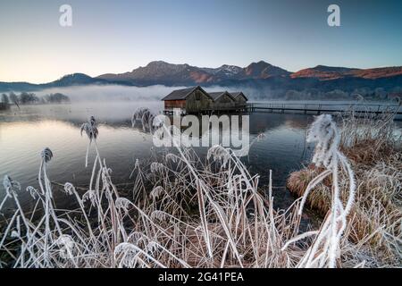 Drei Fischerhütten am Kochelsee im Morgenlicht bei Schlehdorf, Bayern, Deutschland. Stockfoto