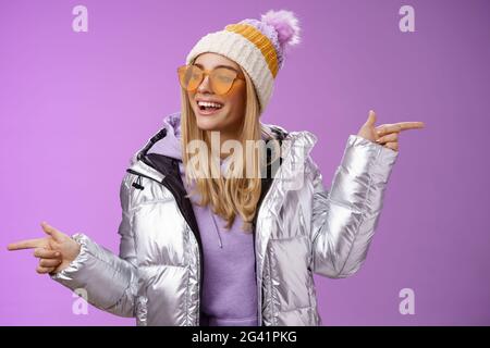 Cool frech freundlich aussehende blonde Mädchen zeigt verschiedene Seiten rechts links wählen, welchen Weg gehen Blick erfreut unbeschwert genießen Ehrfurcht Stockfoto