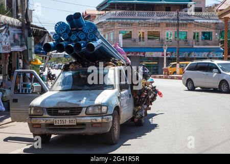 Rohre und Hühner werden auf einem Pickup-LKW transportiert, Kampong Chhnang, Kampong Chhnang, Kambodscha, Asien Stockfoto