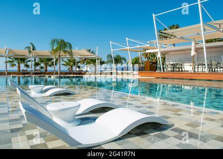 Limassol, Zypern - 19. Mai 2021: Poolbereich in einem modernen Luxushotel an der Mittelmeerküste Stockfoto