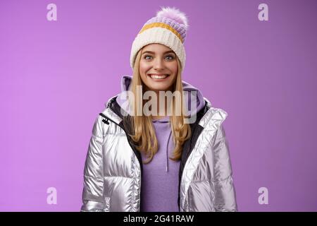 Amüsiert fasziniert attraktiv aufgeregt blonde Frau Stepping Skis ersten Mal fühlen Versuchung Nervenkitzel freudig lächelnd weiten Augen imp Stockfoto