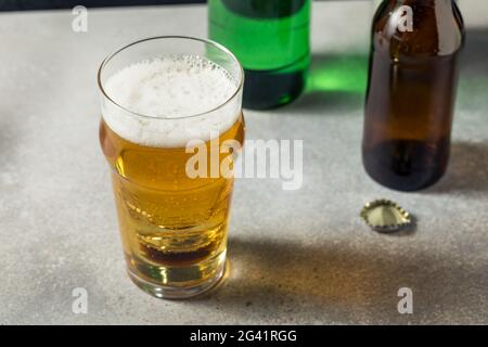 Koreanische Cojinganmek Soda Soju-Bierbombe in einem Pint-Glas Stockfoto