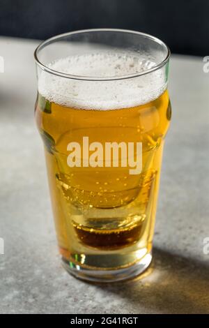 Koreanische Cojinganmek Soda Soju-Bierbombe in einem Pint-Glas Stockfoto