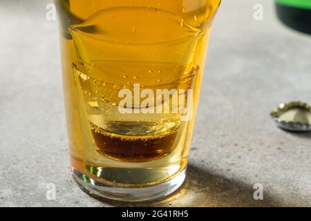 Koreanische Cojinganmek Soda Soju-Bierbombe in einem Pint-Glas Stockfoto