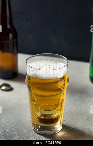 Koreanische Cojinganmek Soda Soju-Bierbombe in einem Pint-Glas Stockfoto