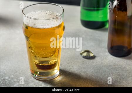 Koreanische Cojinganmek Soda Soju-Bierbombe in einem Pint-Glas Stockfoto