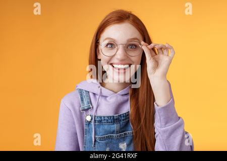 Glücklich enthusiastisch junge Rotschopf Mädchen amüsiert finden Sie heraus ausgezeichnet Ort feiern b-day stehen fröhlich aufgeregt berühren Gläser smil Stockfoto